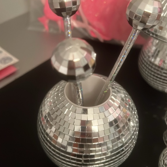 Disco assorted party decorations. - Picture 4 of 10